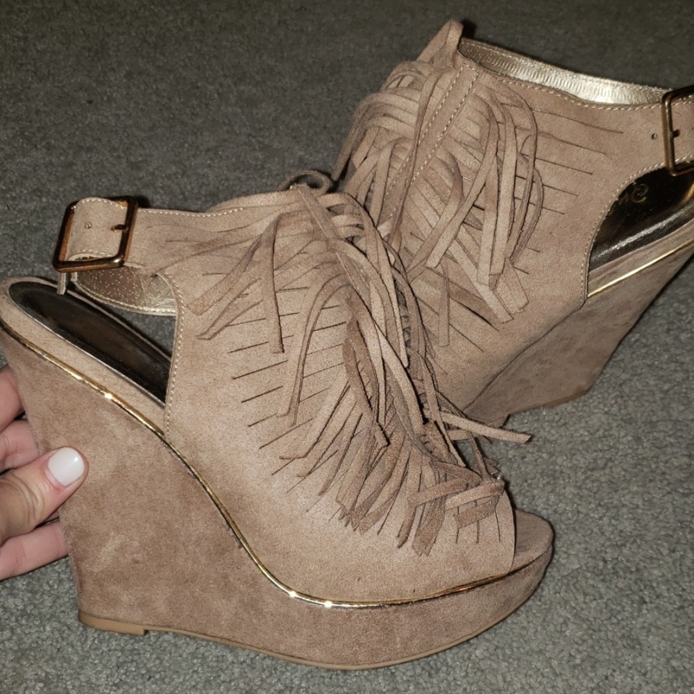 Fringy wedges sz 7.5